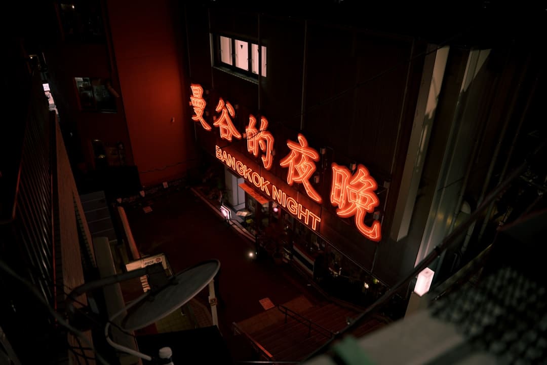 中外记者观赏采访中国人民抗日战争纪念馆